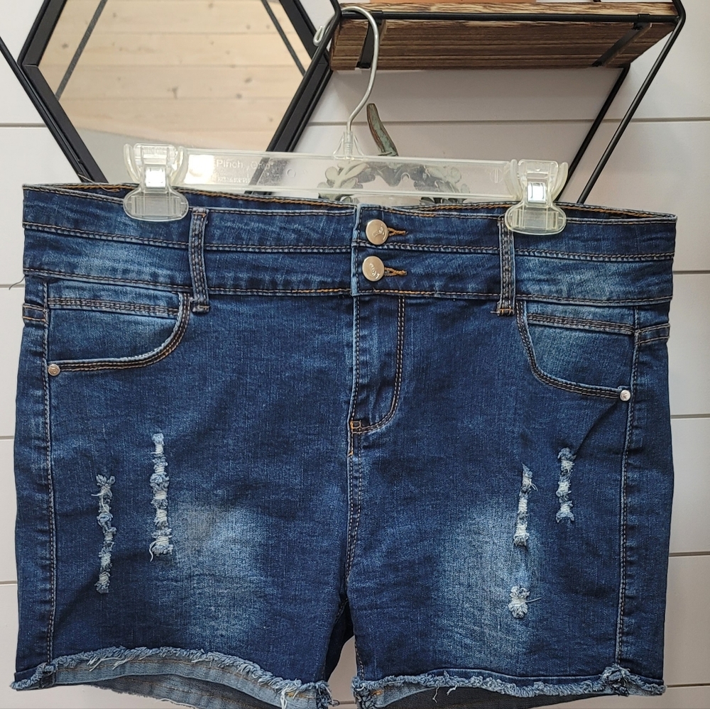 NWOT ultra stretch size 14 may fit 16 distressed denim shorts.